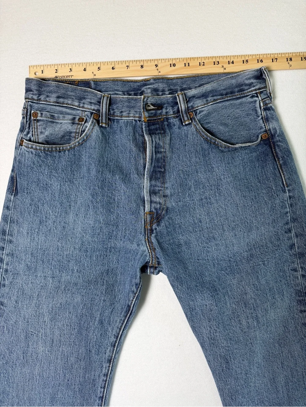 Levi's 501 Actual Fit 32 X 31.5 Straight Leg Medium Wash Read Description